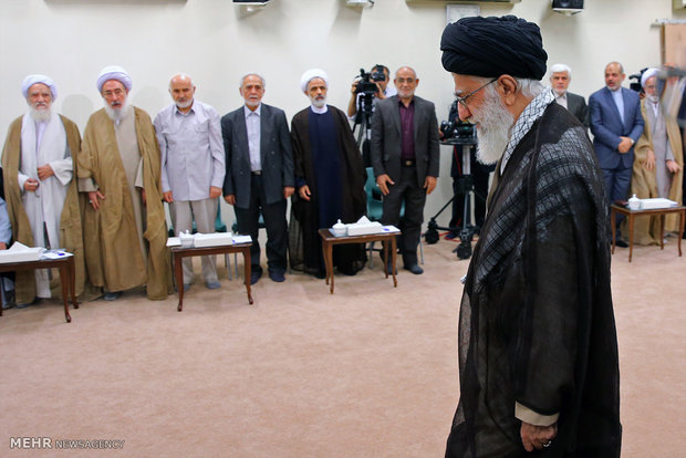 إجتماع قائد الثورة الاسلامية مع رئيس واعضاء الدورة الجديدة لمجمع تشخيص مصلحة النظام في إيران