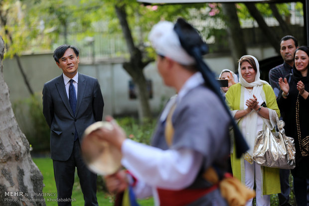 Iranian mosaic art expo., S Korean music held in Tehran