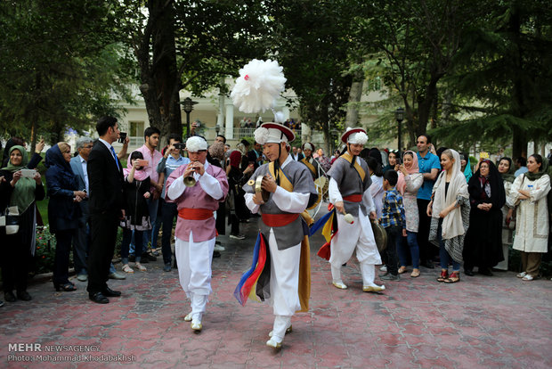 Iranian mosaic art expo., S Korean music held in Tehran