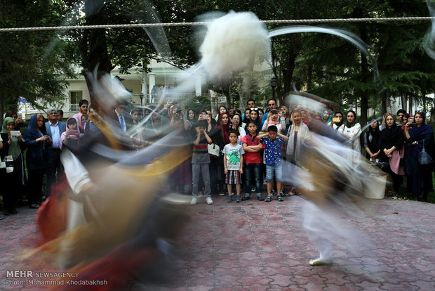 Iranian mosaic art expo., S Korean music held in Tehran