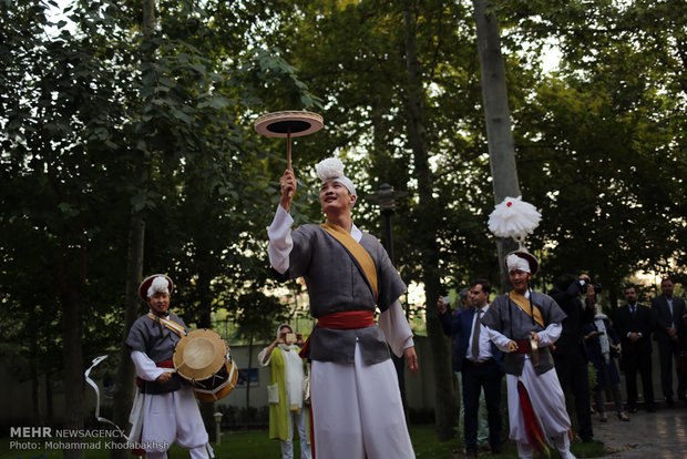 Iranian mosaic art expo., S Korean music held in Tehran