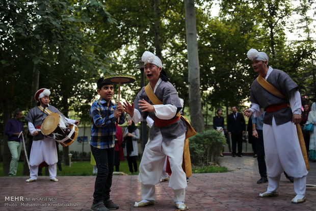 Iranian mosaic art expo., S Korean music held in Tehran