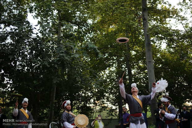 Iranian mosaic art expo., S Korean music held in Tehran