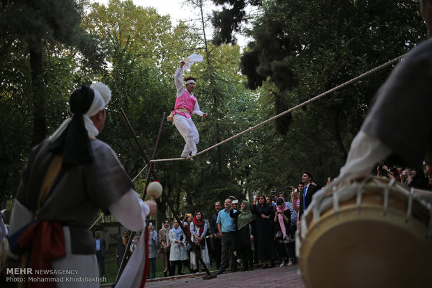 Iranian mosaic art expo., S Korean music held in Tehran