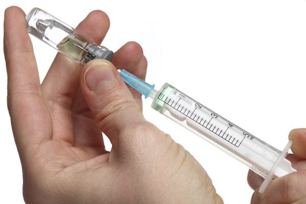 تزریق مرحله سوم واکسن هپاتیت B برای نجاتگران هلال احمر همدان