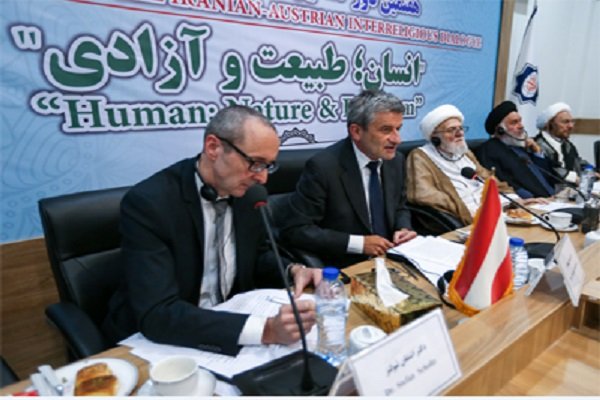 قرآن ارزش انسان را در پرهیزگاری می‌داند نه در نژاد و جنسیت