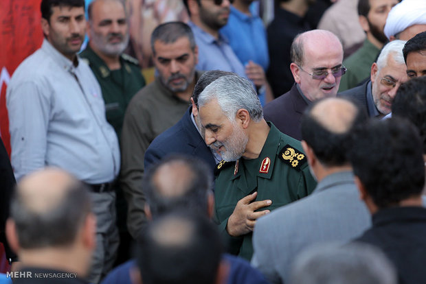 Gen. Soleimani attends service ceremony of martyr in N Iran