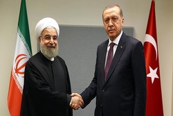 أردوغان ينهي مؤتمره الصحفي مع روحاني ممازحا بالفارسية "خداحافظ"