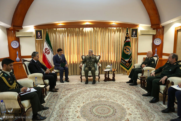 Defense minister receives Turkish envoy to Tehran 