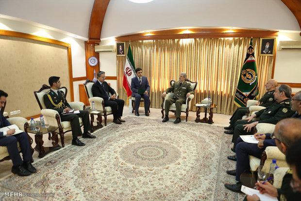 Defense minister receives Turkish envoy to Tehran 