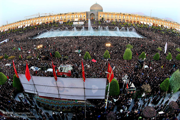 تشییع پیکر شهید محسن حججی در میدان امام اصفهان