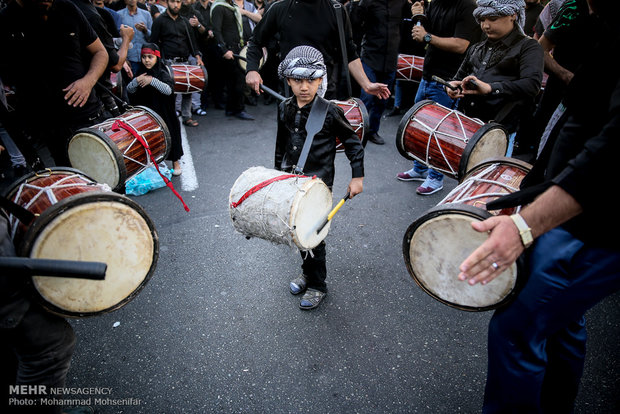 Shia Muslims mark Tasua across Iran