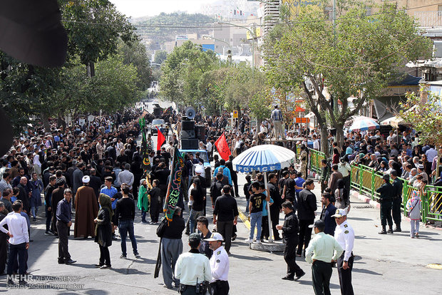 Shia Muslims mark Tasua across Iran