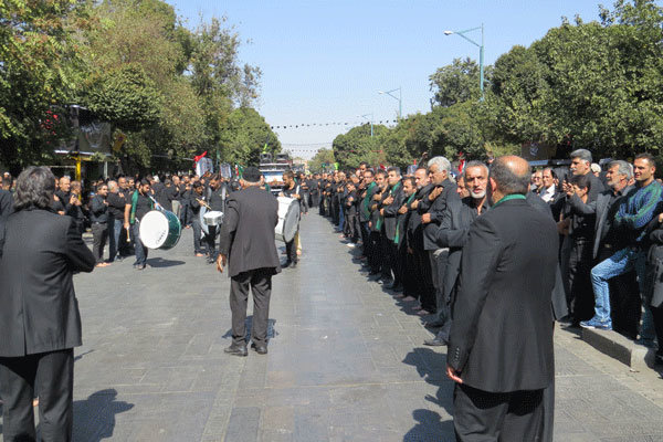 مراسم روز عاشورا در میان حزن و اندوه سوگواران در قزوین برگزار شد