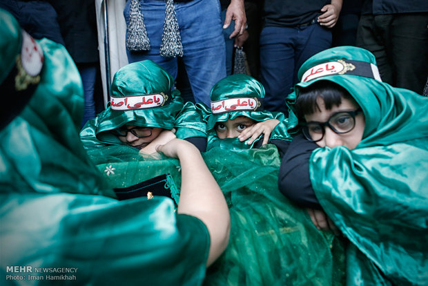 مراسم العزاء الحسيني ظهر عاشوراء في طهران 