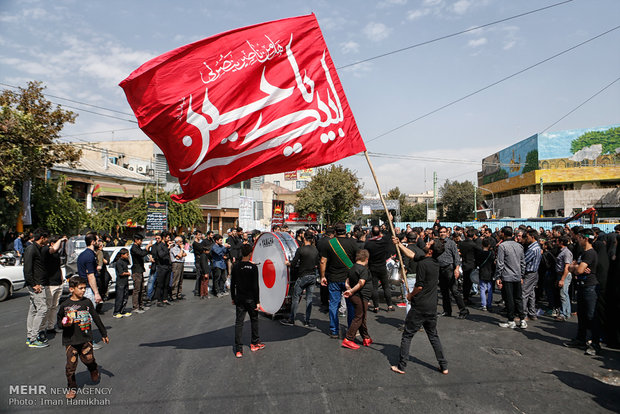 مراسم العزاء الحسيني ظهر عاشوراء في طهران 