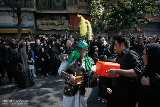 مراسم العزاء الحسيني ظهر عاشوراء في طهران 