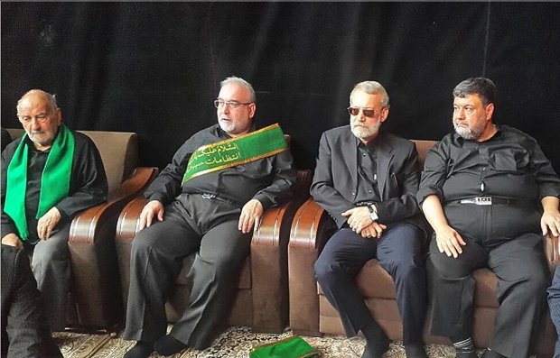 لاریجانی در جمع عزاداران حسینی حاضر شد