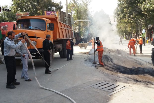 معابر شهر خرم‌آباد پس از اجرای آئین «گل مالی» پاک‌سازی شدند