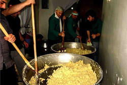 پخت حلوای عزای امام در اردبیل/سفره احسان «سحر مزاری» گسترده شد