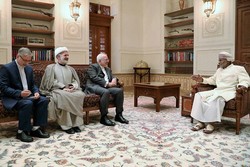 Zarif meets Sultan Qaboos of Oman