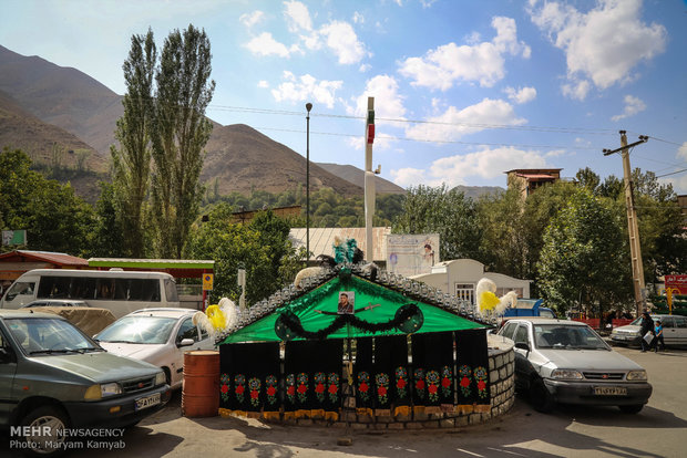 چلچراغی که در میدان ورودی روستای آهار قرار داده شده است.