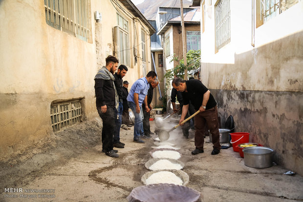 آبکشی برنج توسط مردان روستا انجام می شود.