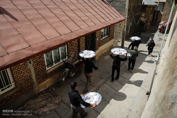 غذاها در سینی های بزرگ توسط اهالی روستا تا حسینیه برده می شود.