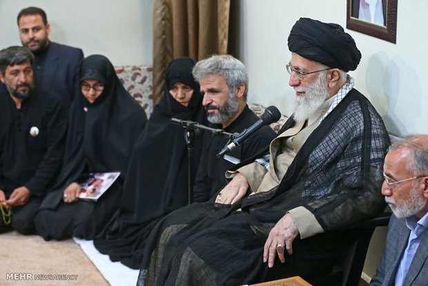 قائد الثورة الاسلامية التقى عائلة الشهيد محسن حججي