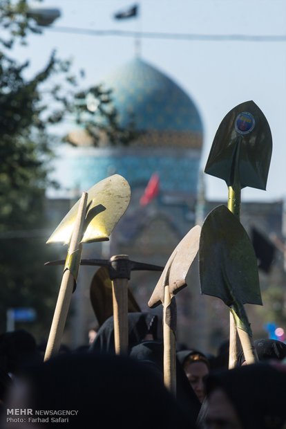 تشیع نمادین شهدای کربلا