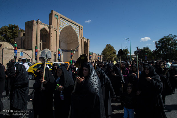 تشیع نمادین شهدای کربلا