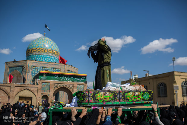 تشیع نمادین شهدای کربلا