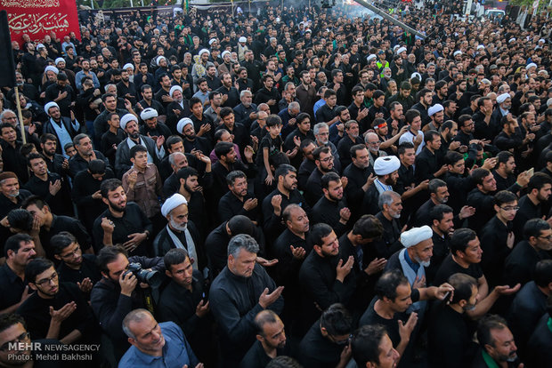 Mourners of Imam Hossein gather in Qom