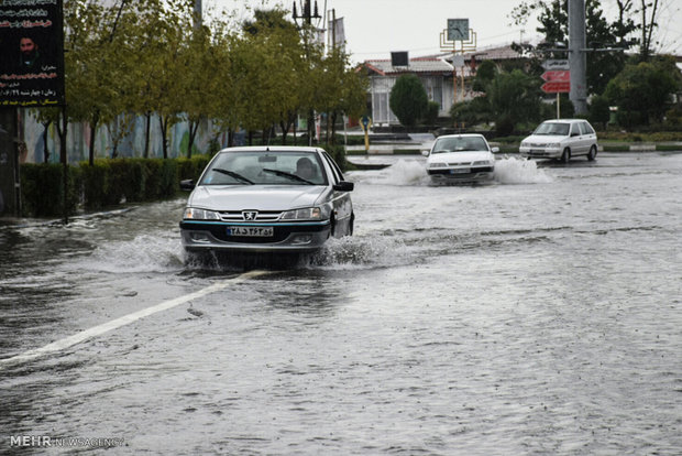 بارش باران در آذربایجان/ترافیک در باند شمالی آزادراه کرج