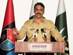 میجر جنرل آصف غفور کی گاڑی کو حادثہ پیش آیا