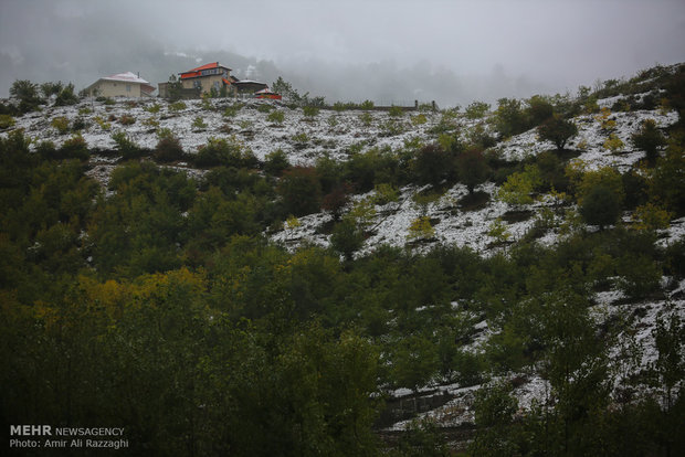 Early snow hits northern Iran