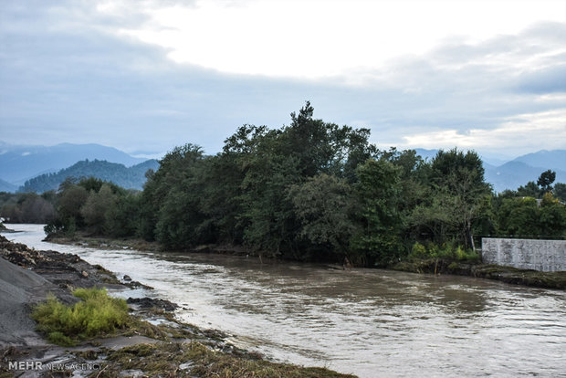 بازدید مسئولان آستارا از مناطق سیل زده و رودخانه مرزی آستارا چای