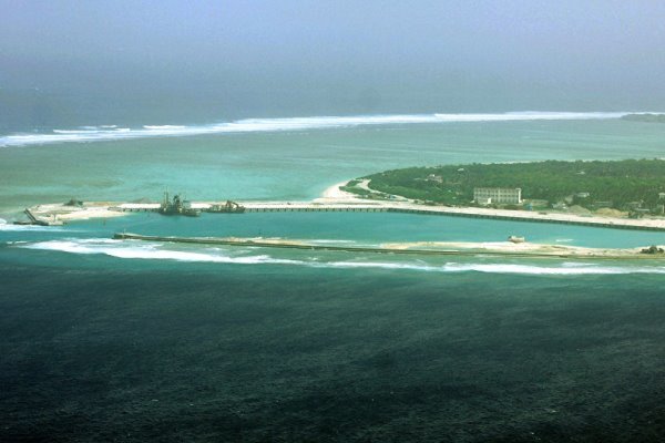 نگرانی فیلیپین از استقرار بمب‌افکن‌های چین در جزایر مورد مناقشه