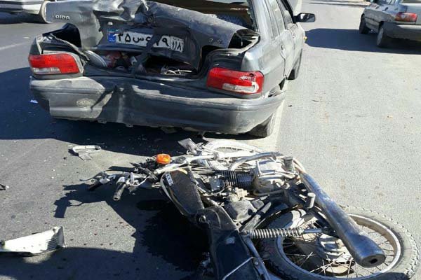 تصادف شاخ به شاخ خودروی پژو با موتورسیکلت/۲ راکب فوت شدند