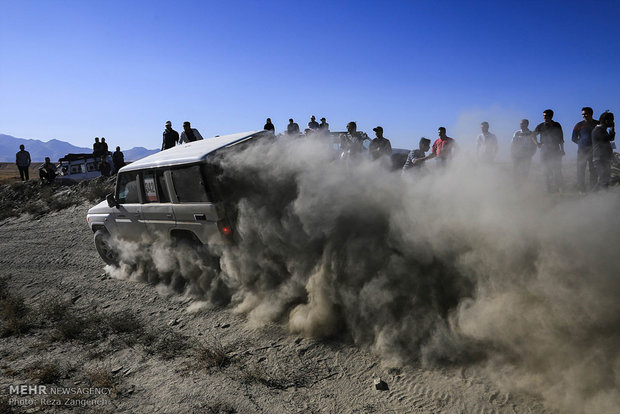 ورود خودروهای سافاری و آفرودسواری چالش محیط زیست آران و بیدگل