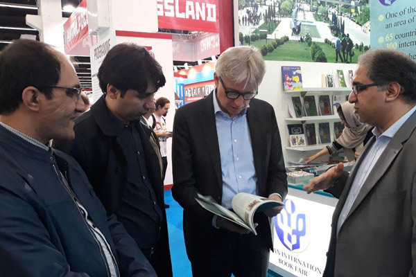 رئیس نمایشگاه فرانکفورت از غرفه ایران بازدید کرد