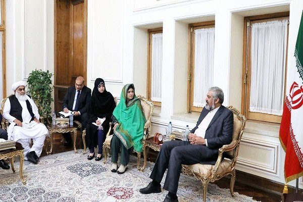Iran, Pakistan discuss economic coop., removal of banking obstacles 