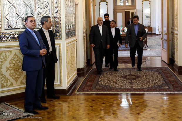 FM Zarif receives his Uzbek counterpart