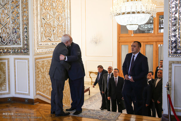 FM Zarif receives his Uzbek counterpart