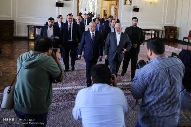 FM Zarif receives his Uzbek counterpart