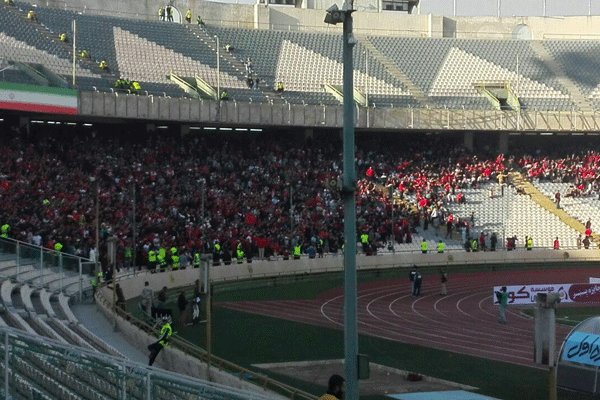 درگیری هواداران بیرون از ورزشگاه/ شعار علیه «شفر»