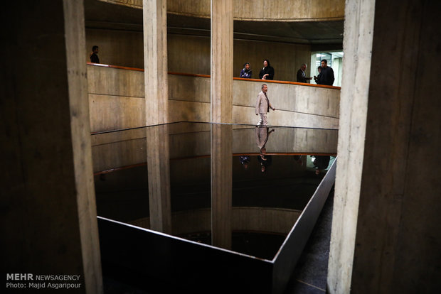 بازدید نوریوکی هاراگوچی هنرمند ژاپنی و خالق اثر ماده و فکر از اثرش پس از چهل سال