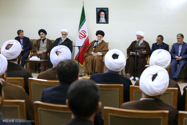 Leader receives organizers of Mostafa Khomeini Congress    