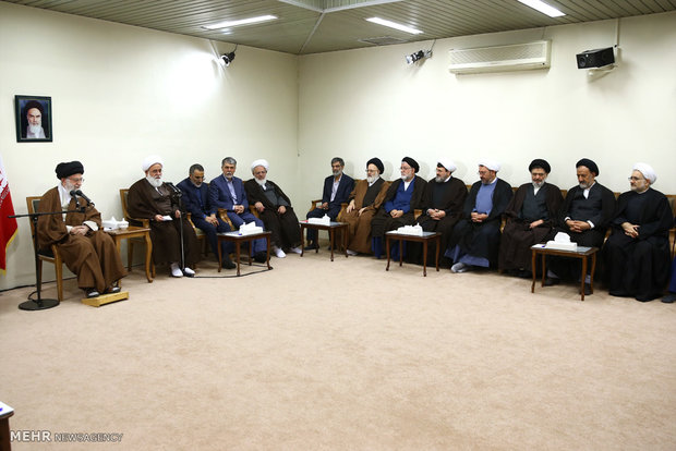 Leader receives organizers of Mostafa Khomeini Congress    