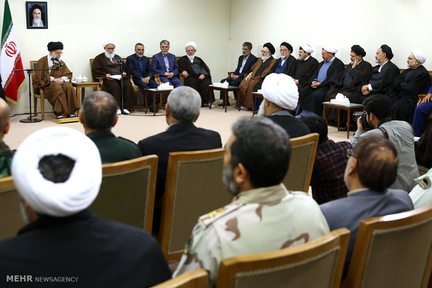 Leader receives organizers of Mostafa Khomeini Congress    